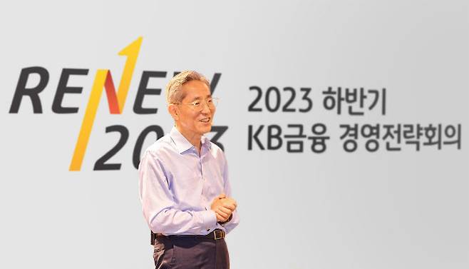 윤종규 KB금융그룹 회장이 지난 14일 경영진 대상으로 특강을 하고 있다.(사진=KB금융)