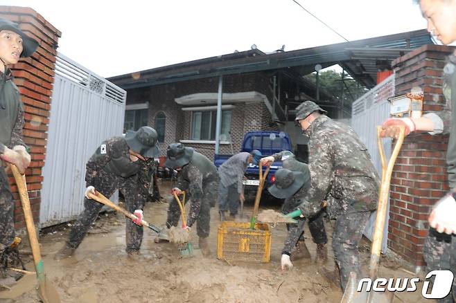 육군 50사단 장병들이 집중 호우로 인해 토사가 밀려든 경북 예천군 감천면 가옥과 도로에 토사를 걷어내고 있다. (육군 제공) 2023.7.16./뉴스1