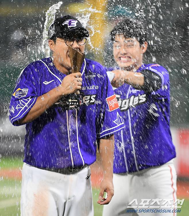 미스터 올스타 채은성을 향해 물 뿌리는 대전 왕자 문동주.