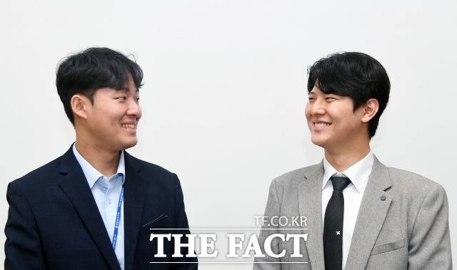 본인이 대변인에 선발된 가장 큰 요인이 무엇일 것 같냐고 묻자 선 대변인은 20대 초반의 '나이'를 꼽았고, 최 대변인은 '임기응변' 능력을 꼽았다. / 이새롬 기자