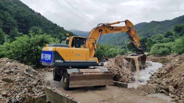 HD현대는 16일 수해복구 성금 5억 원을 희망브리지 전국재해구조협회에 기탁한다고 밝혔다. 아울러 피해지역 복구 위해 굴착기 20대도 함께 지원한다. 사진은 지난 2020년 8월 수해 복구 현장에 투입된 HD현대건설기계 굴착기의 모습. /HD현대