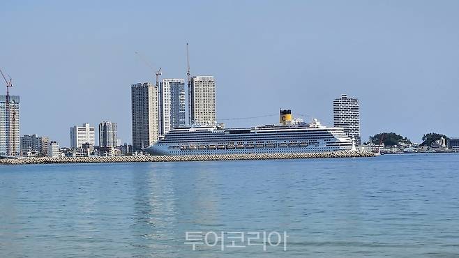 속초해수욕장에서 바라본 속초항 크루즈