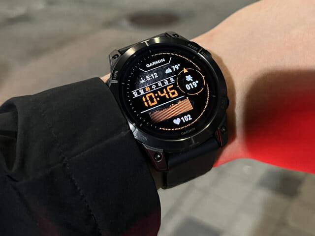 가민 스마트워치 '에픽스 프로'. 기본 화면을 여러 가지로 바꿔 이용할 수 있다. 사진 속 기본 화면은 날짜와 시간, 심박, 날씨와 방향 등 기능을 표시해주고 있다. (사진=지디넷코리아)