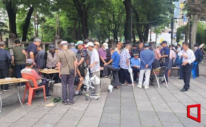 노인들은 '효도 라디오' 이용에 대해 사용이 간단해, 쉽다고 말한다. 사진은 탑골공원 인근에서 시간을 보내고 있는 노인들. 사진=한승곤 기자.