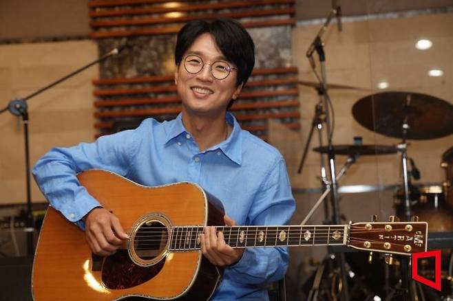 TV조선 오디션 프로그램 '내일은 국민가수'에서 우승한 가수 박창근이 기타를 잡고 포즈를 취했다. 사진=허영한 기자 younghan@