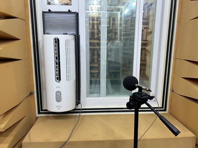 파세코가 창문형 에어컨의 소음을 측정하는 모습. /김민국 기자