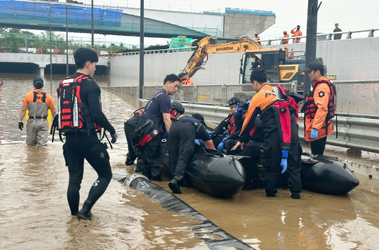 16일 폭우로 침수된 청주시 흥덕구 오송읍 궁평2 지하차도 앞에서 소방 관계자들이 이날 수색작업을 벌이고 있다. 사진=연합뉴스