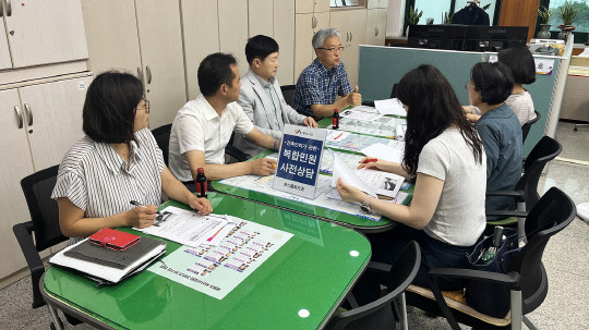 충북 괴산군 직원들이 서산시 건축행정 벤치마킹을 위해 원스톱허가과에서 시책을 공유했다. 사진=서산시 제공