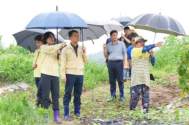 김보라 안성시장이 집중호우로 인한 재난 우려지역을 확인하고 있다.ⓒ안성시 제공