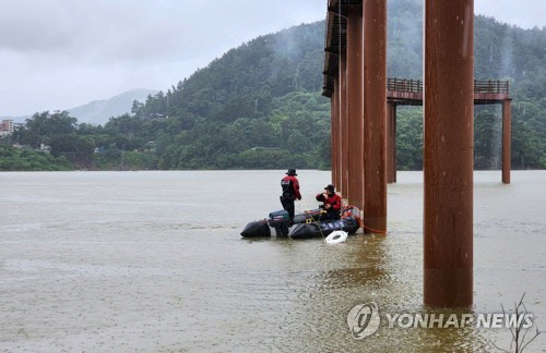 16일 전북 임실군 옥정호에서 소방서 구조대원들이 물에 빠져 실종된 50대 남성을 찾기 위해 수색 작업을 하고 있다. 이 남성은 전날 오후 7시 42분 일행의 만류에도 "수영하고 싶다"면서 물에 들어간 것으로 전해졌다. [전북소방본부 제공. 임실=연합뉴스]