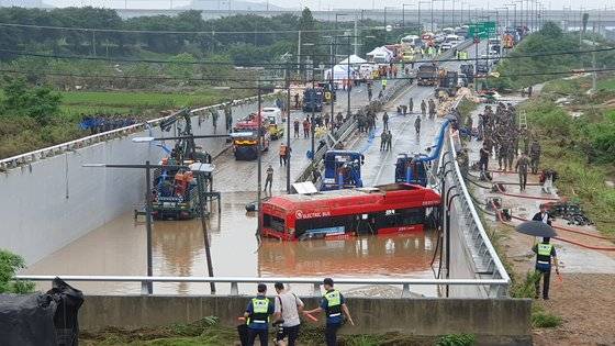 16일 충북 청주 오송 궁평 2지하차도 수색 현장에서 소방당국이 버스를 인양하고 있다. 프리랜서 김성태