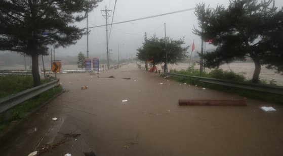 괴산댐 방류로 충북 괴산군 달천의 물이 불어난 15일 오전 댐 하류 1km 지점에 있는 수전교가 잠겨 있다. [연합뉴스]