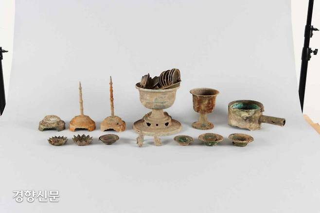 이번에 출토된 각종 불교공양구. 향로와 향완(향 그릇), 촛대 등의 청동공양구와 금강저 같은 청동의식구, 청동소완(반찬그릇) 등이 솥안에 가득 차있었다. 문화재청 보도자료는 전란 등 급박한 상황에서 사찰 승려들이 숨겨놓고 피란한 이른바 ‘퇴장유물’로 추정했다.|춘추문화재연구원 제공