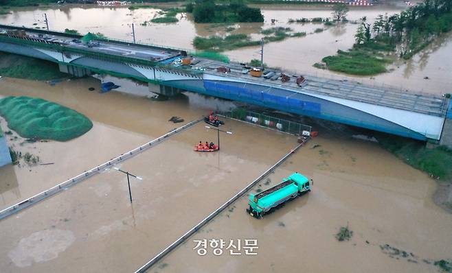 충북과 경북 등 중부지방을 중심으로 집중호우가 이어진 15일 충북 청주시 오송읍 궁평2지하차도가 침수돼 소방당국이 구조 작업을 이어가고 있다. 조태형 기자