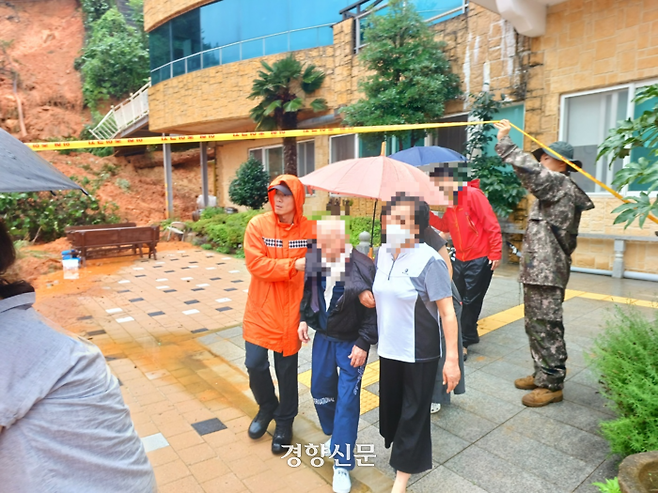 16일 오후 전남 여수시의 한 요양원에 토사가 밀려들어 당국이 환자 등을 옮기고 있다. 전남소방본부 제공.