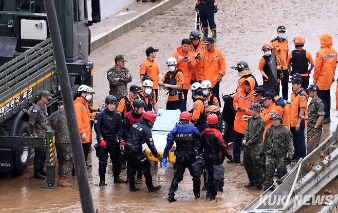 16일 충북 청주시 오송읍 궁평2지하차도에서 구조대원들이 실종자 시신을 수습하고 있다.