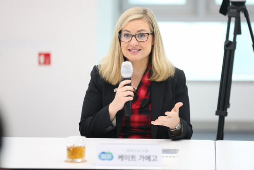 케이트 가에고(Kate Gallego) 미국 피닉스시 시장이 지난 14일 경기도청에서 염태영 경기도 경제부지사와 만나 자율주행 모빌리티 등 양 지역 선도산업과 경기 청년 사다리 프로그램 협력 방안에 대해 논의하고 있다. 경기도 제공