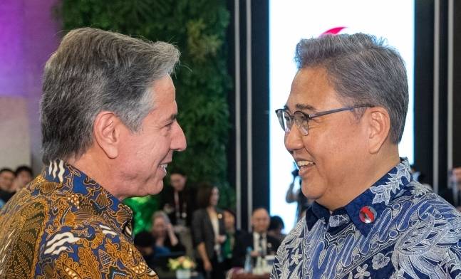 박진 외교부 장관(오른쪽)이 14일(현지 시각)이 인도네시아 자카르타 샹그릴라 호텔에서 열린 동아시아정상회의(EAS) 외교장관회의에서 토니 블링컨 미국 국무장관과 인사를 나누고 있다.  [사진 = 연합뉴스]