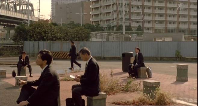 실직한 중년 가장의 모습을 그린 일본 영화 도쿄 소나타(2009)의 한 장면.