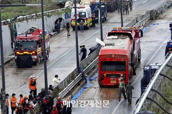 16일 충북 청주시 흥덕구 오송읍 궁평 제2지하차도에서 경찰과 소방당국이 수색작업을 하고 있다. 2023.07.15 [청주/김호영기자]