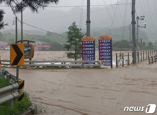 15일 오후 충북 괴산군 칠성면 사은리 괴산댐이 월류하면서 댐 아래 마을로 통하는 수전교 일대가 물에 잠겨 있다.(괴산군 제공).2023.7.15/ 사진=뉴스1