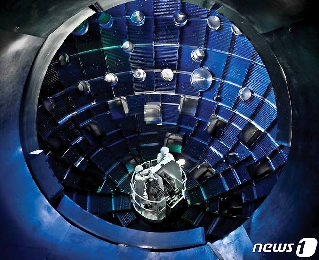 (로이터=뉴스1) 정윤영 기자 = 2008년 미국 에너지부 산하 로런스 리버모어 국립연구소 연구진들이 캘리포니아주에 위치한 '국립점화시설'(NIF)에서 핵융합 실험을 진행하는 모습.  ⓒ 로이터=뉴스1  Copyright (C) 뉴스1. All rights reserved. 무단 전재 및 재배포 금지.