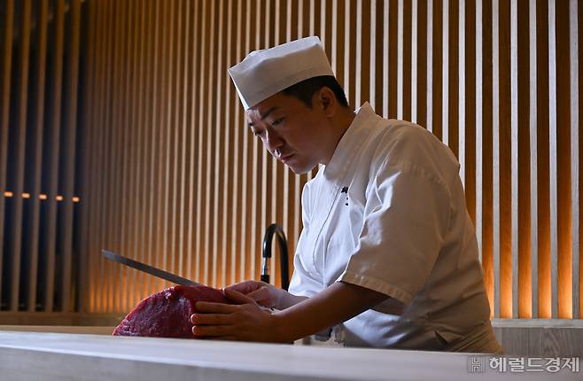 지난 7일 서울 강남에 위치한 초밥집 '스시코우지'에서 만난 일본인 셰프 나카무라 코우지가 생선을 세심하게 다루고 있다. 임세준 기자
