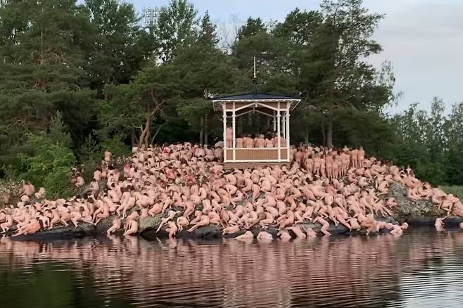 미국의 행위 예술가 스펜서 튜닉이 15일 촬영한 집단 누드. [스펜서 튜닉 인스타그램]