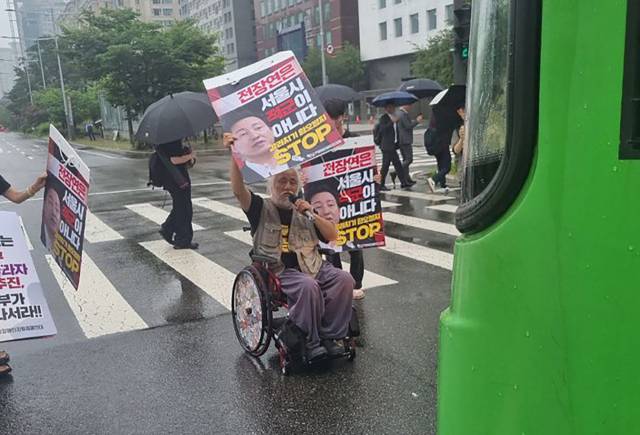 ▲서울 영등포경찰서는 14일 차도를 막고 시위를 벌여 교통을 방해한 혐의로 박경석(63) 전국장애인차별철폐연대(전장연) 대표를 현행범으로 체포했다. 경찰은 이날 오후 2시10분께 서울 영등포구 여의도동 국회의사당역 인근 의사당대로에서 시위 중인 박 대표에게 업무방해와 도로교통법 위반 혐의로 체포한다고 고지했다. 사진은 시위를 벌이고 있는 박경석 대표. ⓒ연합뉴스