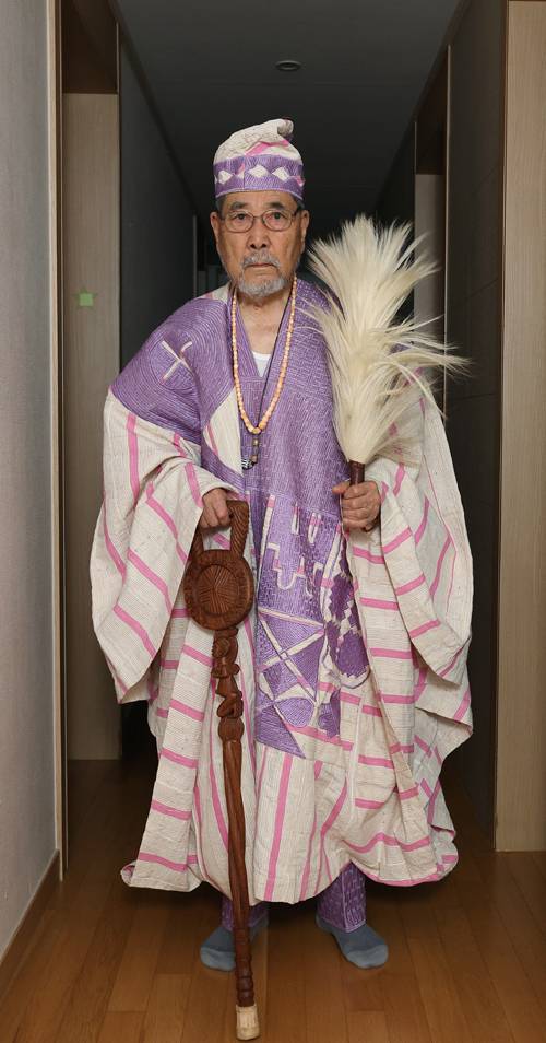 한국인 최초로 아프리카 추장으로 추대됐던 한상기 박사가 지난 11일 경기도 수원 자택에서 추장복을 입고 있다. 남정탁 기자