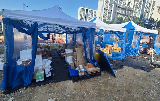 경기도 성남시 중원구의 한 대단지 아파트 인근에 택배기사들이 사비로 구매한 천막이 설치돼있다.