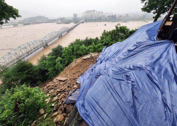 폭우로 금강물이 출렁거리고 주변 공주시 공산성(사적 12호)은 일부가 무너져 내렸다. - 연합뉴스