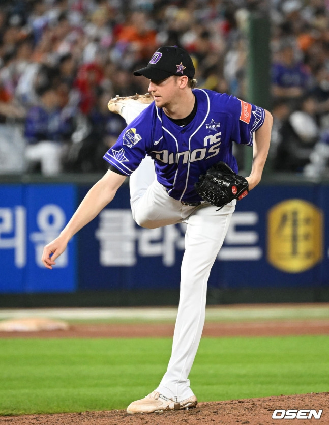 NC 에릭 페디가 15일 부산 사직야구장에서 열린 2023 KBO 올스타전에 서 6회 초 투구하고 있다.