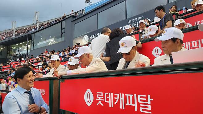 허구연 총재(왼쪽 아래)가 6.25 참전 유공자와 인사를 나누고 있다. /사진=KBO 제공