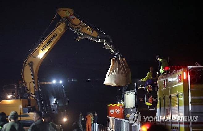 청주 지하차도 침수 사고 물막이 작업 (청주=연합뉴스) 천경환 기자 = 폭우가 쏟아진 15일 1명이 사망하고 차량 10여대가 침수된 청주시 흥덕구 오송읍 궁평2 지하차도 앞에서 물막이 작업이 진행되고 있다. 2023.7.15 kw@yna.co.kr