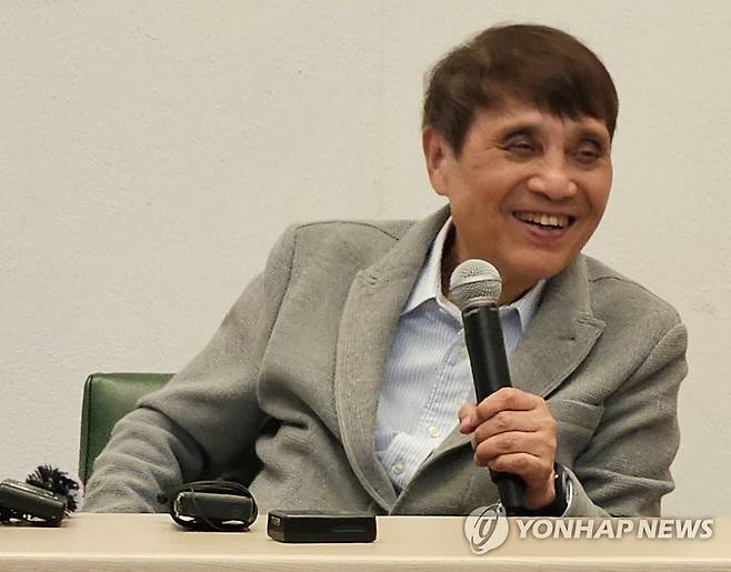 기자들 질문에 답하는 건축가 안도 다다오 (서울=연합뉴스) 송정은 기자 = 세계적인 건축가 안도 다다오가 15일 오후 서울 서대문구 이화여대 대강당에서 '가능성은 스스로 만든다'를 주제로 건축 강연회를 마친 뒤 취재진과 간담회를 하고 있다. 2023.7.15 sje@yna.co.kr