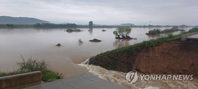 충남 논산 논산천 제방 붕괴 (논산=연합뉴스) 나흘간 내리고 있는 극한 호우의 영향으로 16일 오전 충남 논산시 성동면 원봉리 논산천 제방 일부가 무너져 있다. 2023.7.16 [충남 논산시청 제공. 재판매 및 DB 금지] coolee@yna.co.kr