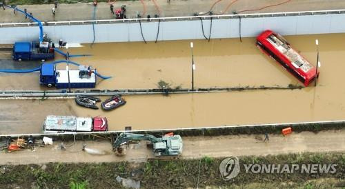 궁평2지하차도 침수, 구조작업 진행 (청주=연합뉴스) 김주형 기자 = 16일 미호천 제방 유실로 침수된 충북 청주시 오송읍 궁평2지하차도에서 구조작업이 진행되고 있다. 2023.7.16
    kjhpress@yna.co.kr