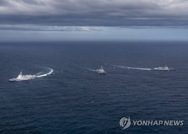 한·미·일, 동해서 해상 미사일 방어훈련 실시 (서울=연합뉴스) 한미 해군과 일본 해상자위대가 16일 동해 공해상에서 북한의 연이은 탄도미사일 발사 등 고도화되는 북한의 핵, 미사일 위협에 대응하기 위한 해상 미사일 방어훈련을 실시하고 있다. 
    오른쪽부터 한국 해군 이지스구축함 율곡이이함, 미국 해군 이지스구축함 존핀함, 일본 해상자위대 이지스구축함 마야함. 2023.7.16 [해군 제공. 재판매 및 DB 금지] photo@yna.co.kr