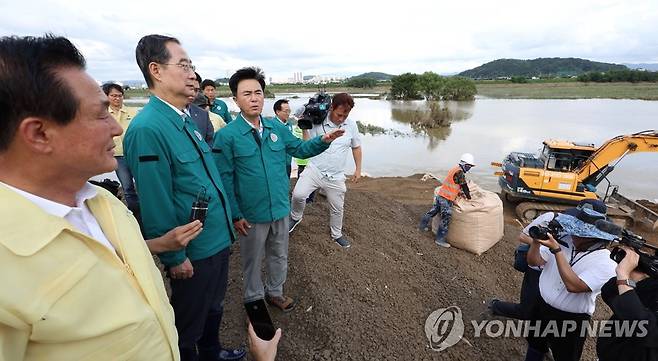 제방 붕괴 현장 살펴보는 한덕수 국무총리 (논산=연합뉴스) 황광모 기자 = 한덕수 국무총리가 16일 기록적 호우가 내려 제방이 붕괴된 충남 논산시 성동면 논산천을 찾아 피해 상황을 확인하고 있다. 2023.7.16 hkmpooh@yna.co.kr