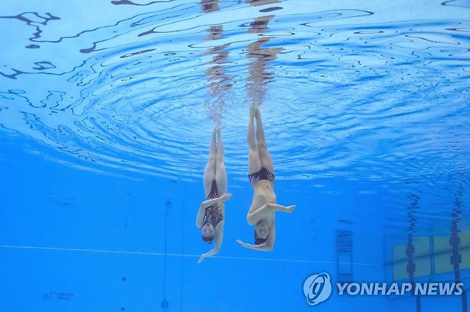 한마음으로 물에 입수한 변재준-김지혜 [AFP=연합뉴스]