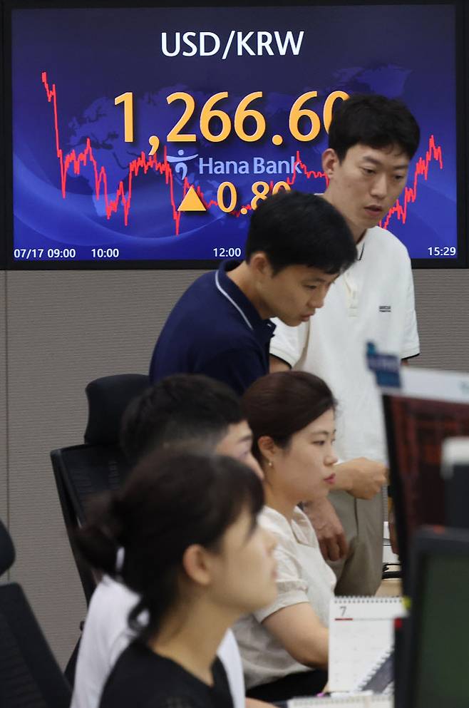 17일 오후 서울 중구 하나은행 딜링룸에서 직원들이 업무를 보고 있다. (사진=연합뉴스)