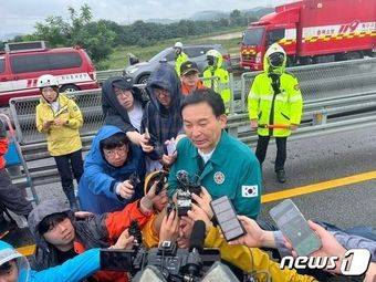 원희룡 국토교통부 장관이 충북 청주시 오송 궁평2지하차도를 방문해 기자들의 질문에 답하고 있다. /뉴스1