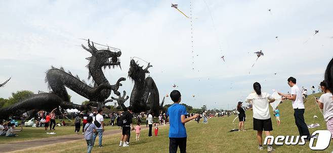 전북 김제시 벽골제를 찾은 방문객들이 쌍룡광장에서 연을 날리며 축제를 즐기고 있다. 2022.10.2/뉴스1 ⓒ News1 유경석 기자