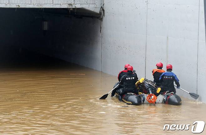 지난 16일 충북 청주시 흥덕구 오송읍 궁평2지하차도에서 소방당국이 실종자 수색, 구조작업을 하고 있다. 2023.7.16/뉴스1 ⓒ News1 박세연 기자