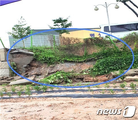 학교 담장 무너진 익산 이리여고(전북교육청 제공)/뉴스1