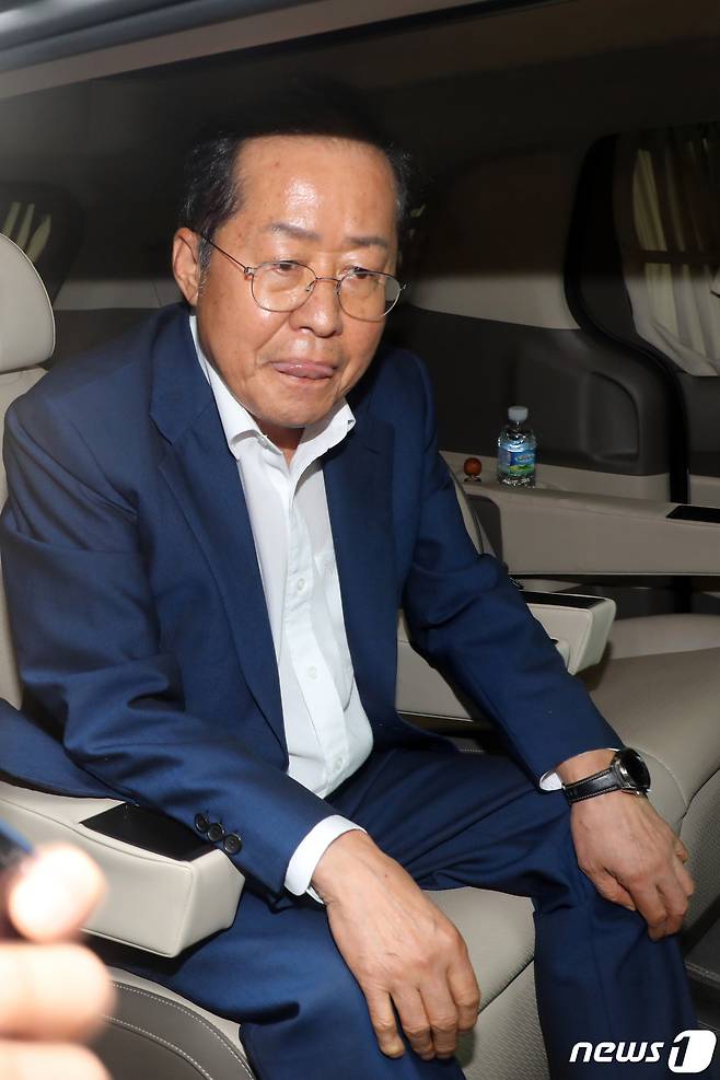 홍준표 대구시장이 17일 오후 서울 여의도 국회에서 윤재옥 국민의힘 원내대표와 면담을 마친 뒤 차량에 탑승하고 있다. 2023.7.17/뉴스1 ⓒ News1 황기선 기자