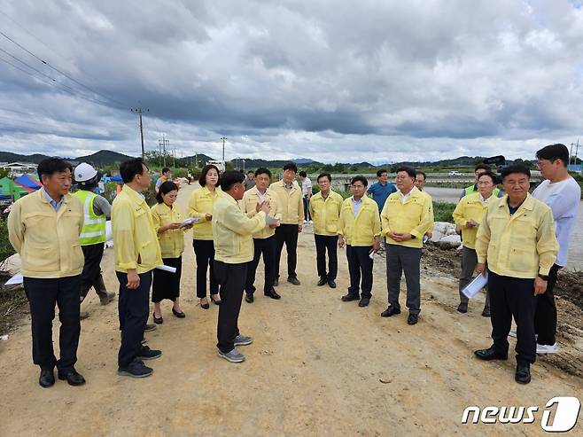 17일 전북도의회 문화건설안전위원회가 집중호우로 피해를 입은 익산과 군산을 방문해 현장을 점검했다.(전북도의회제공)2023.7.17/뉴스1