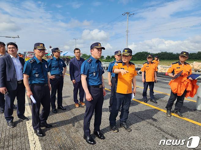 남화영 소방청장과 윤희근 경찰청장이 16일 오후 충북 청주시 오송읍 궁평지하차도 침수사고 현장을 방문해 피해상황을 점검하며 대책을 논의하고 있다.(소방청 제공) 2023.7.16/뉴스1 ⓒ News1 민경석 기자