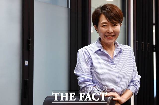 지난 13일 정호진 새진추 대변인이 여의도 하우스 카페에서 <더팩트>와 인터뷰에서 포즈를 취하고 있다. /남용희 기자